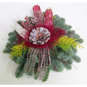 Nagrobni aranžma na lesenem podstavku z lubjem Erika pribl. 30 cm