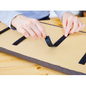 Sprijemljivi trak za pritrditev stenskih blazin