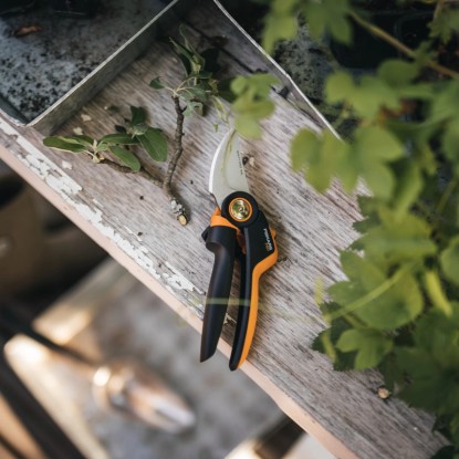 Fiskars Obvodne vrtne škarje X-Series P921 M