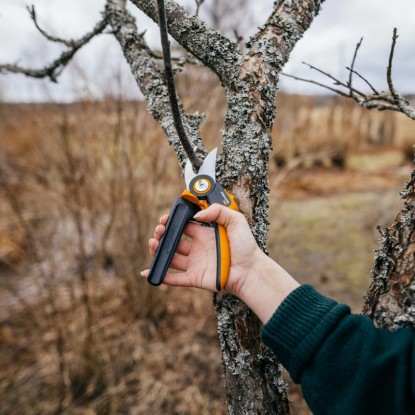 Fiskars Obvodne vrtne škarje X-Series P921 M