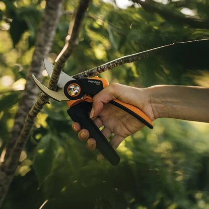 Fiskars Obvodne vrtne škarje X-Series P921 M