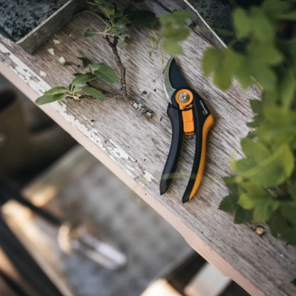 Fiskars Obvodne vrtne škarje SmartFit P541