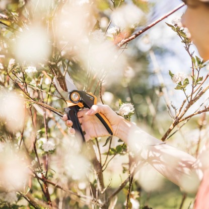 Fiskars Obvodne vrtne škarje X-Series P921 M