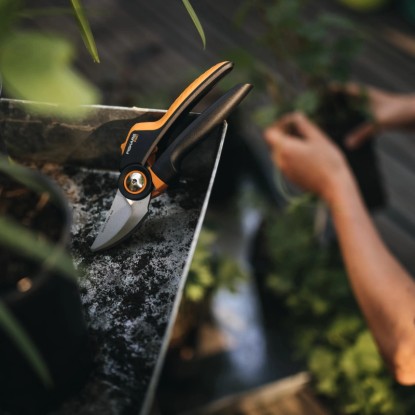 Fiskars Obvodne vrtne škarje X-Series P921 M
