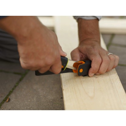 Fiskars Visoko zmogljiv nož z nosilcem z integriranim ostrilcem noža