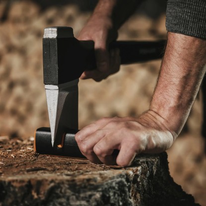 Fiskars Brusilnik za sekire in nože XsharpTM s posebno keramično brusilno glavo