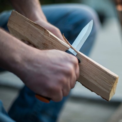 Fiskars Večnamenski nož K40 z zaščito za prste